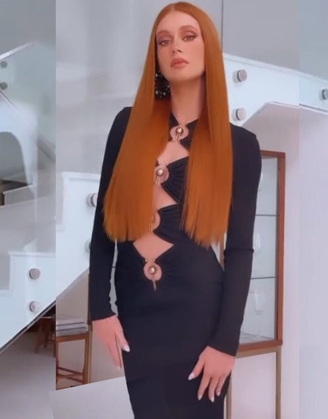 Vestido midi justo com manga longa, recortes no busto e cintura, e detalhe com pérolas decorativas – peça sofisticada, elegante e ousada.