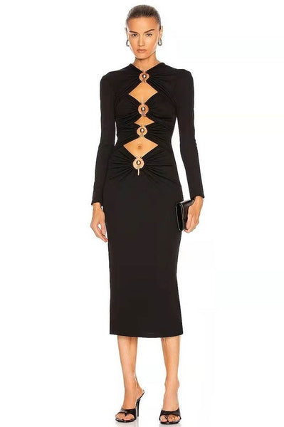 Vestido midi justo com manga longa, recortes no busto e cintura, e detalhe com pérolas decorativas – peça sofisticada, elegante e ousada.