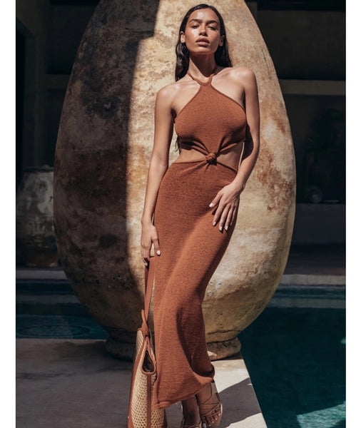 Vestido midi em malha canelada, com decote halter, recortes na cintura e costas abertas. Modelagem justa, elegante e confortável.