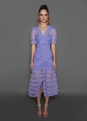 Vestido Midi em Tule Rendado com Manga Bufante, Decote Transpassado, Babados em Camadas e Fenda – Look Elegante e Sofisticado