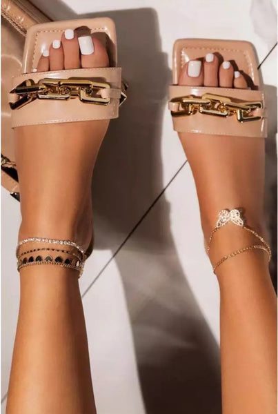 Sandália Plana de Couro com Decoração em Metal