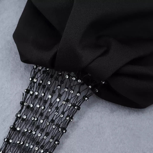 Vestido Curto Justo com Manga Balão Decote V Profundo Costas Aberta