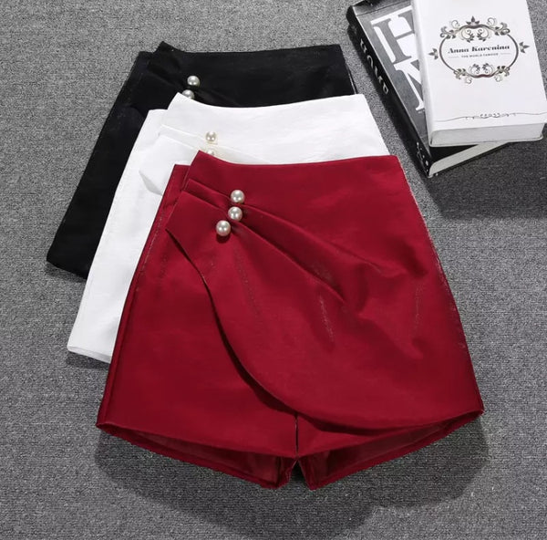 Shorts de Cetim Cintura Alta Plissado com Pérolas