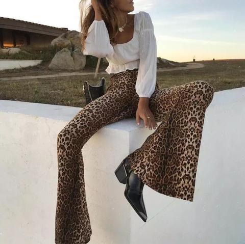 Calça Flare De Malha Leopardo Cintura Alta