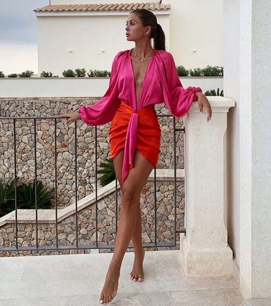 Vestido Curto de Cetim Manga Longa Bufante Decote V Profundo