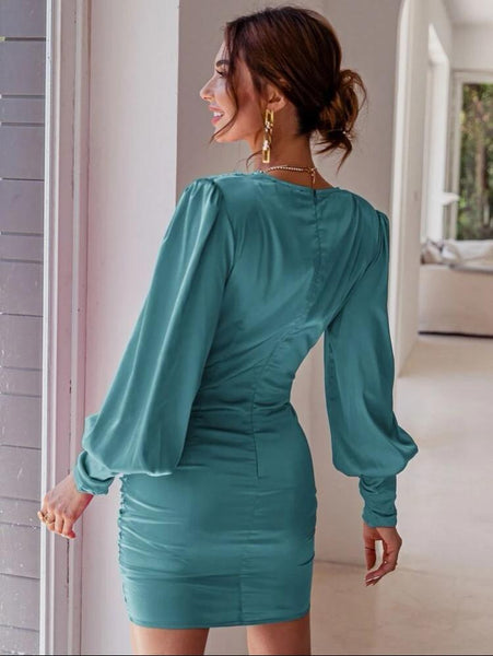 Vestido Curto Drapeado Manga Longa Bufante Recorte na Cintura