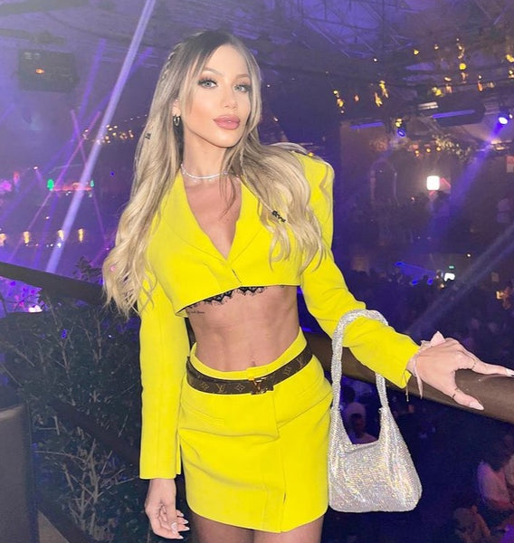Vestido Curto Aberto na Cintura Manga Longa Amarelo
