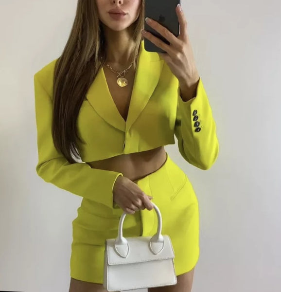 Vestido Curto Aberto na Cintura Manga Longa Amarelo