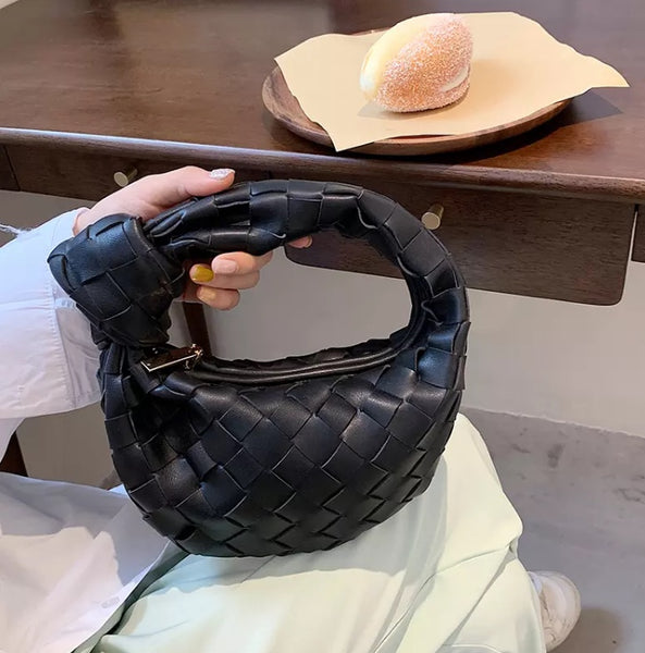 Bolsa Pequena de Mão Artesanal em Couro com Nó