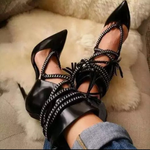 Bota Cano Curto Verniz Salto Alto Fino com Amarração