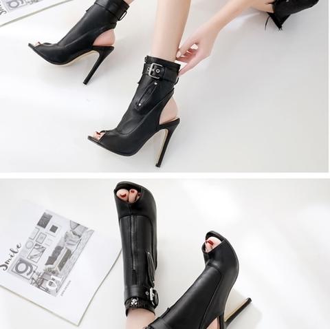 Bota Peep Toe de Couro Cano Curto Salto Alto Fino com Zíper e Fivela