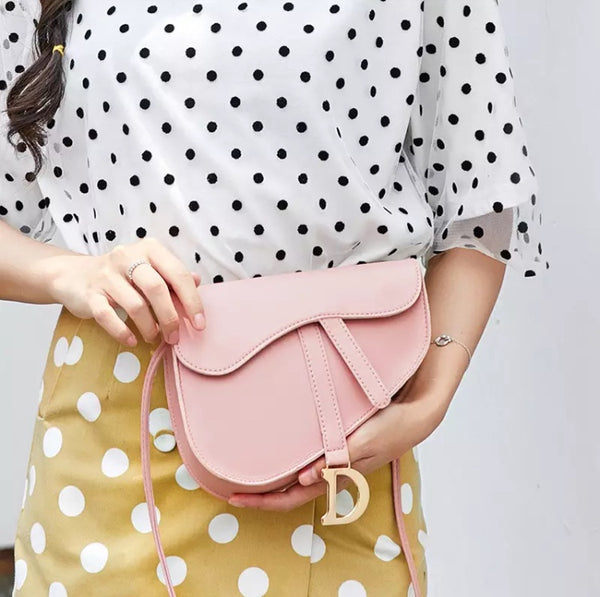 Bolsa Pequena de Ombro em Couro com Alças Ajustáveis
