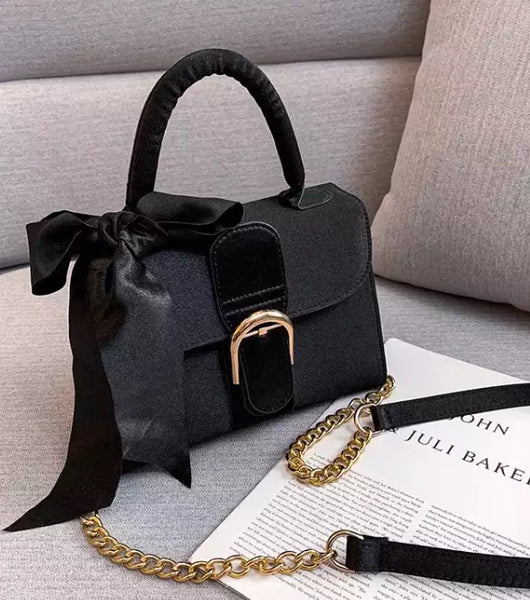 Bolsa Pequena de Ombro em Cetim Alça de Corrente