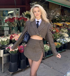Conjunto Blazer Cropped Manga Longa e Mini Saia Xadrez