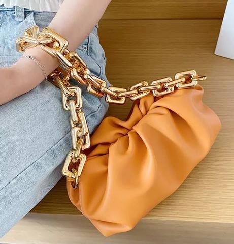 Bolsa Pequena de Ombro em Couro e Alça de Corrente