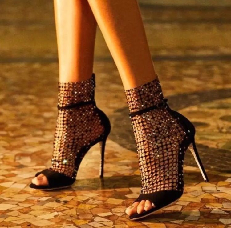 Sandália Peep Toe Salto Alto Fino com Cristais