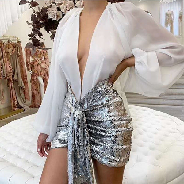 Vestido Curto de Cetim Manga Longa Bufante Decote V Profundo