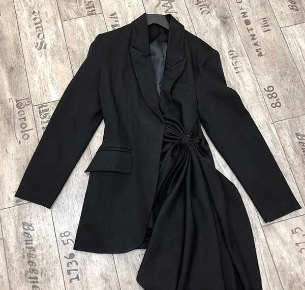 Vestido Blazer Curto com Manga Longa e Amarração Decote V Assimétrico