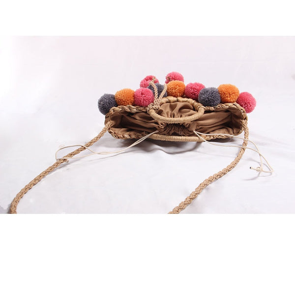 Bolsa de Mão em Palha Artesanal com Borlas de Pompom Praia