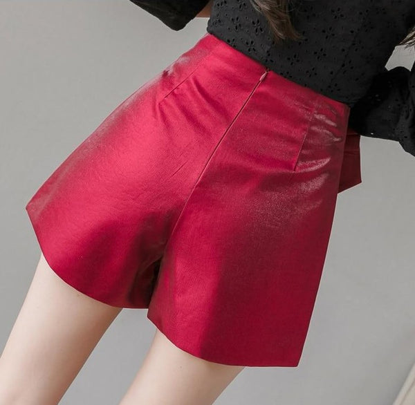 Shorts de Cetim Cintura Alta Plissado com Pérolas