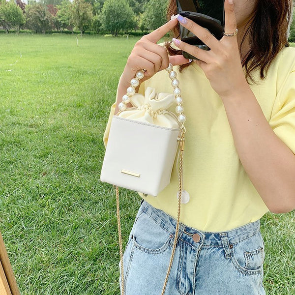 Mini Bolsa de Couro com Alça Perolada
