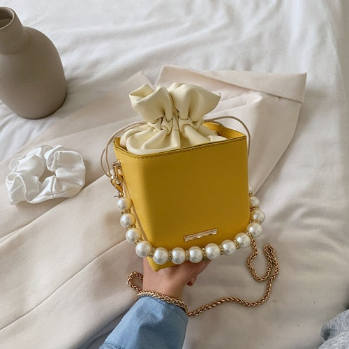 Mini Bolsa de Couro com Alça Perolada