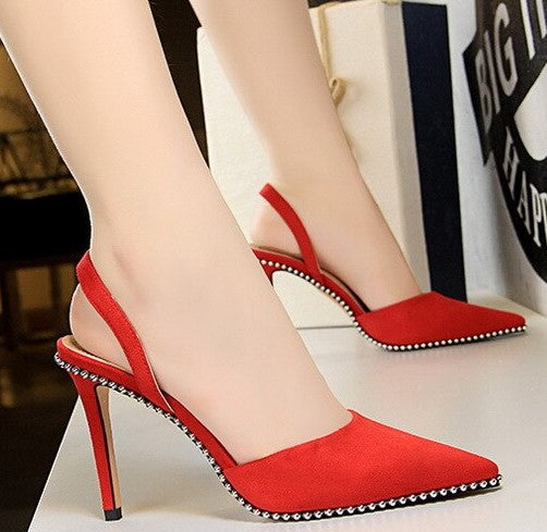 Scarpin Salto Alto Fino com Metais nas Bordas