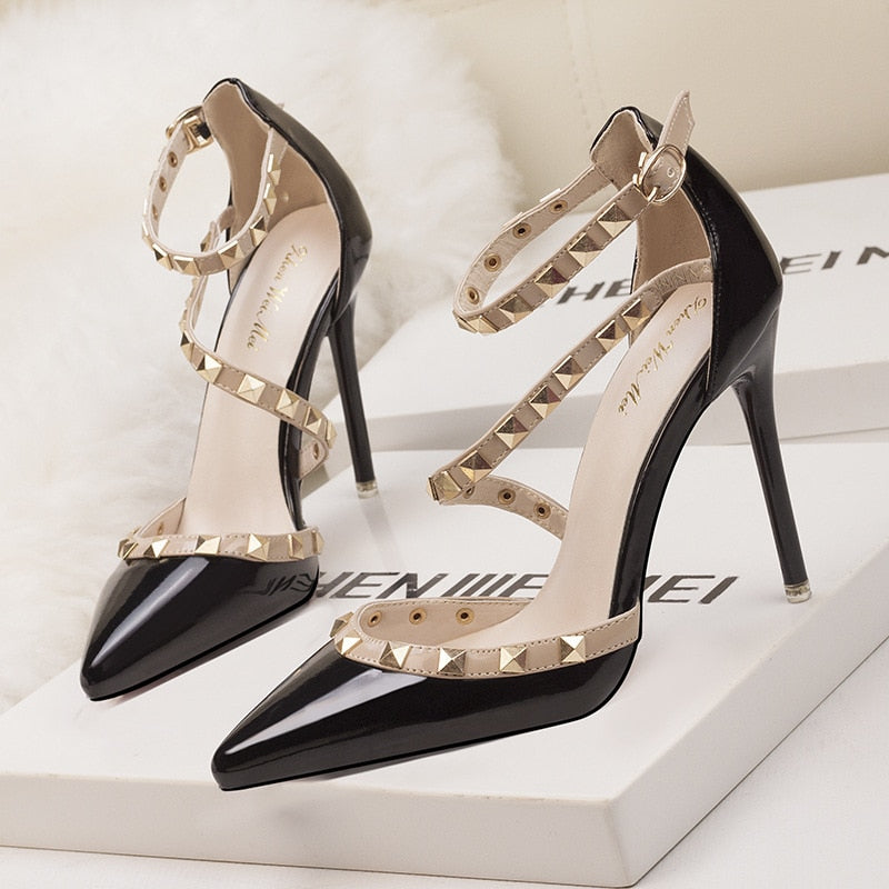 Scarpin Verniz Salto Alto Fino com Tiras e Spikes