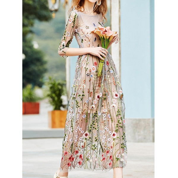 Vestido Longo em Tule Bordado Floral Manga Longa