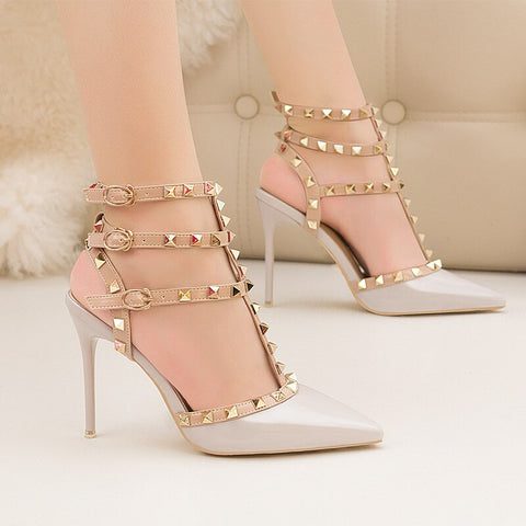 Scarpin Verniz Salto Alto Fino com Tiras e Spikes