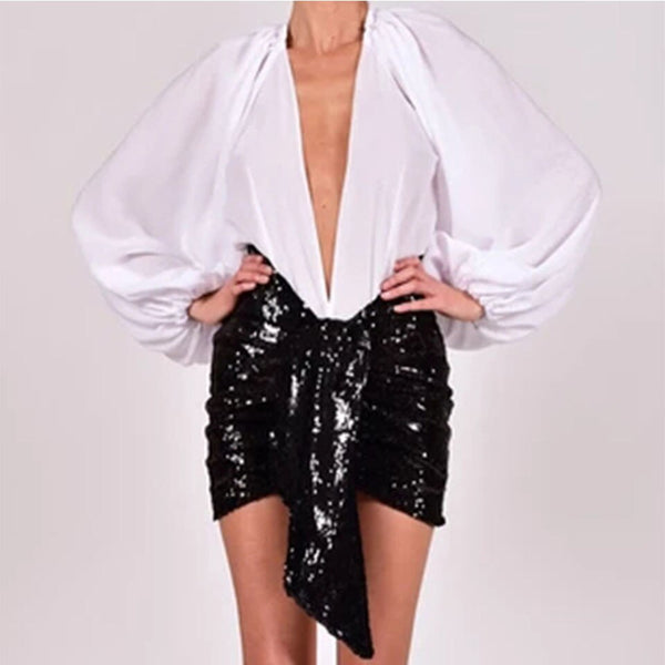 Vestido Curto de Cetim Manga Longa Bufante Decote V Profundo