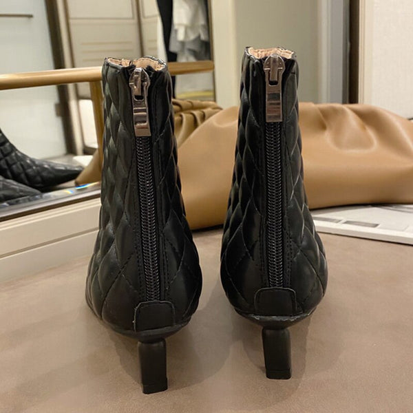 Bota Xadrez de Couro Salto Baixo Cano Curto
