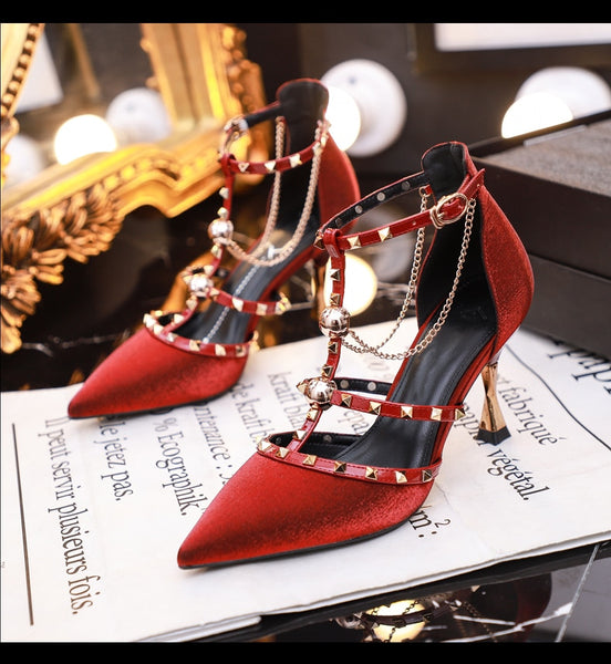 Scarpin Salto Fino Médio com Tiras e Spikes