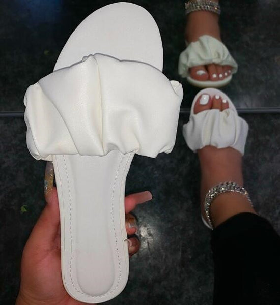 Chinelo Plano de Couro Antiderrapante