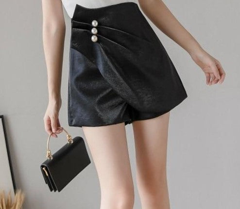 Shorts de Cetim Cintura Alta Plissado com Pérolas
