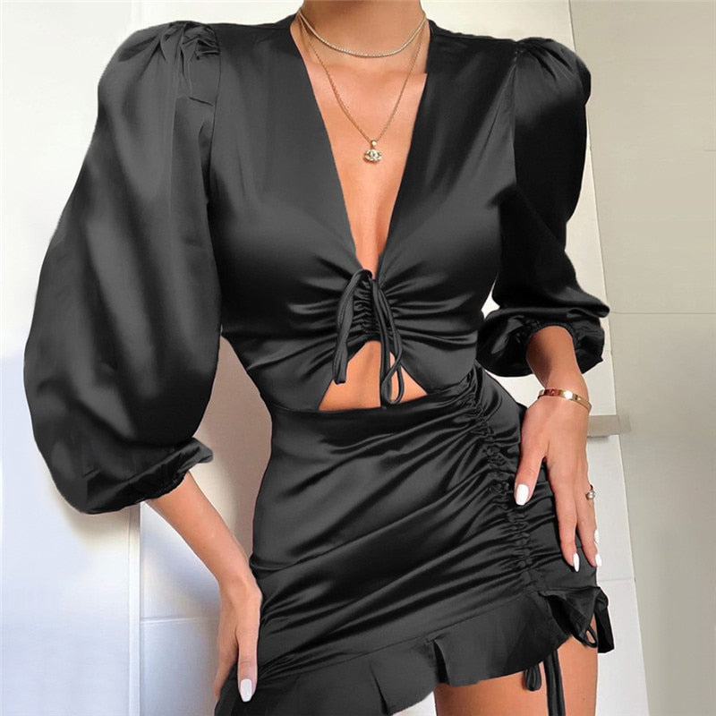 Vestido Curto de Cetim Manga Longa Decote V