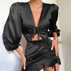 Vestido Curto de Cetim Manga Longa Decote V