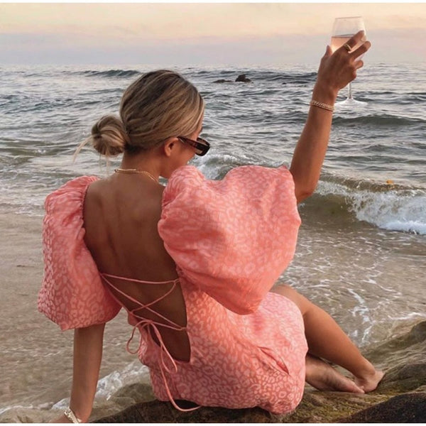 Vestido Curto Solto Xadrez com Mangas Bufantes Aberto nas Costas