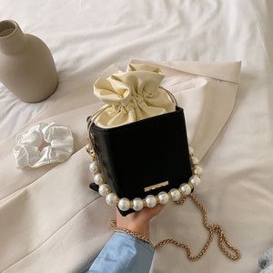 Mini Bolsa de Couro com Alça Perolada