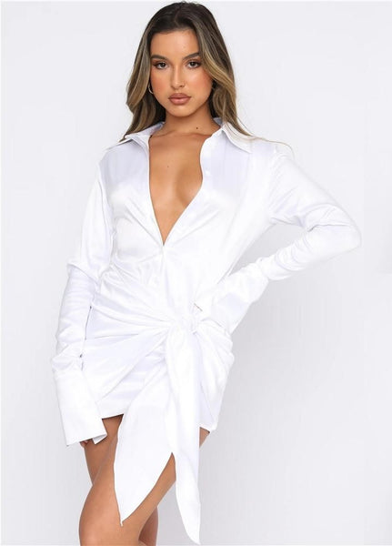 Vestido Curto de Cetim com Amarração Manga Longa