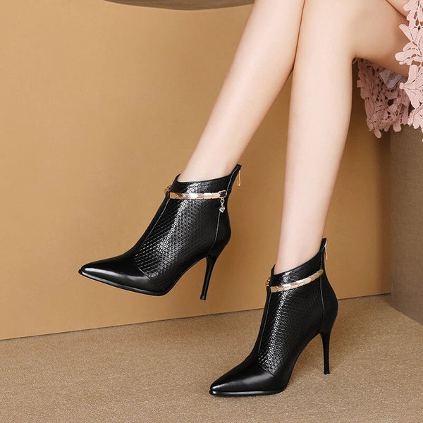 Bota Couro Cano Curto Salto Médio Fino Decoração em Metal