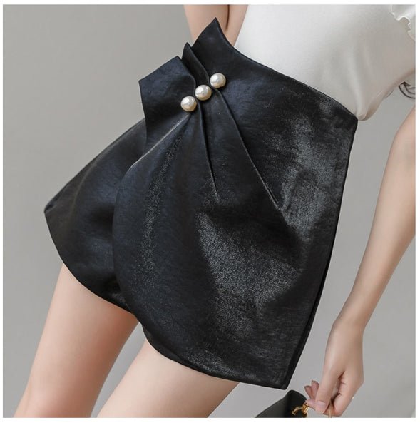 Shorts de Cetim Cintura Alta Plissado com Pérolas