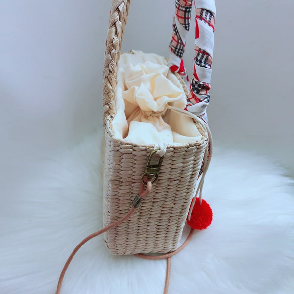 Bolsa Pequena de Palha Artesanal Decorada em Coração Praia