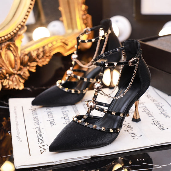 Scarpin Salto Fino Médio com Tiras e Spikes