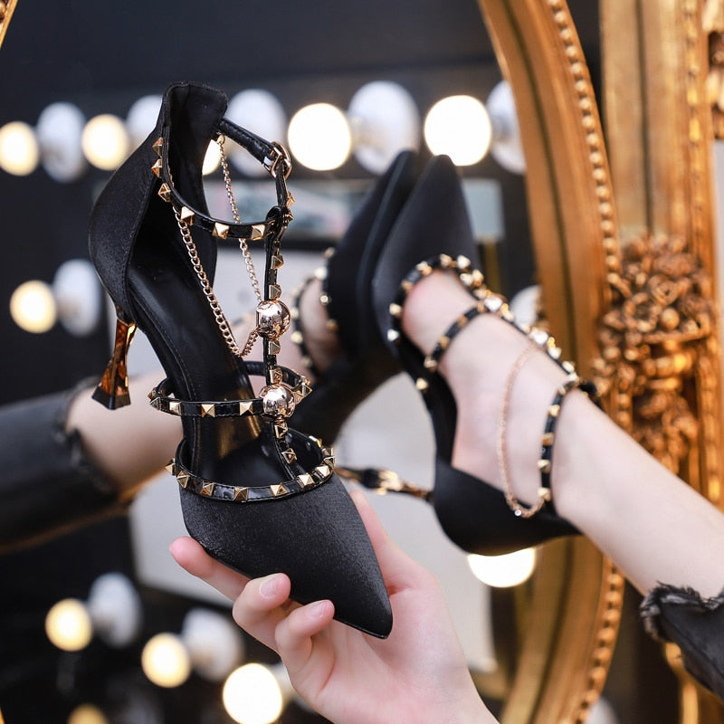 Scarpin Salto Fino Médio com Tiras e Spikes