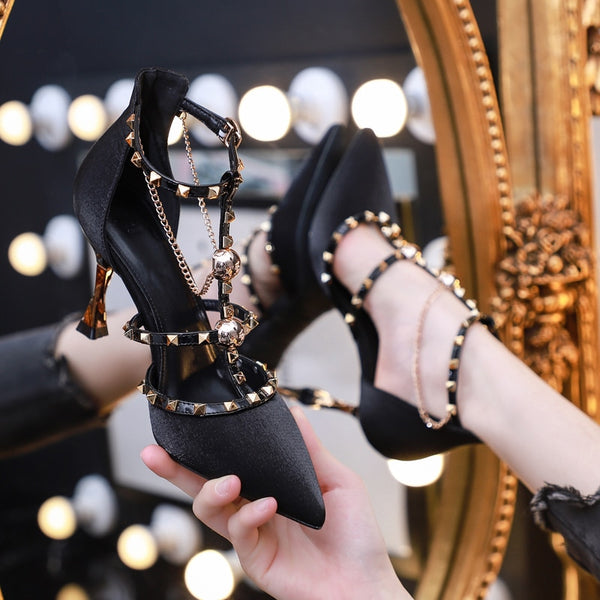 Scarpin Salto Fino Médio com Tiras e Spikes