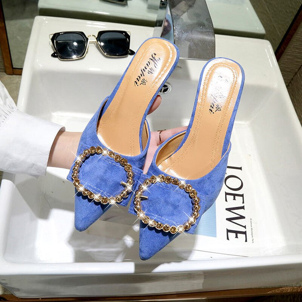 Scarpin Mule com Fivela de Cristal Salto Baixo Fino