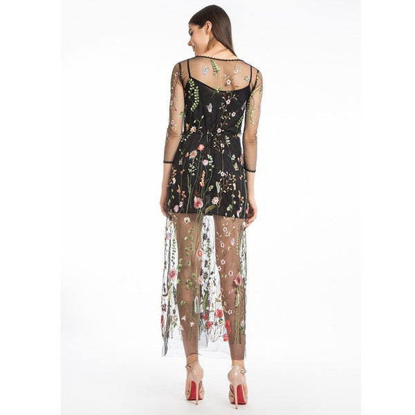 Vestido Longo em Tule Bordado Floral Manga Longa