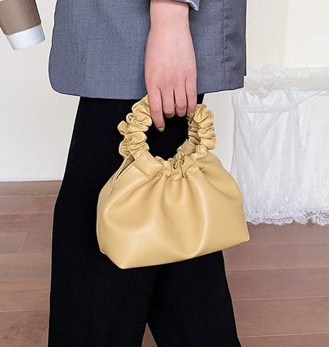 Bolsa Pequena de Mão em Couro com Alça Franzida