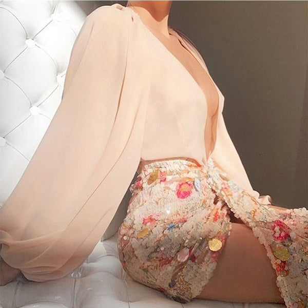 Vestido Curto de Cetim Manga Longa Bufante Decote V Profundo